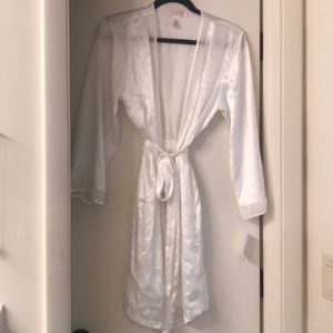Oscar de la Renta White Silk Robe